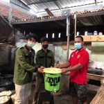 Pemberian Bak Cuci Tangan kepada Pelaku Home Industri Desa Bendo Oleh Tim KKN UM
